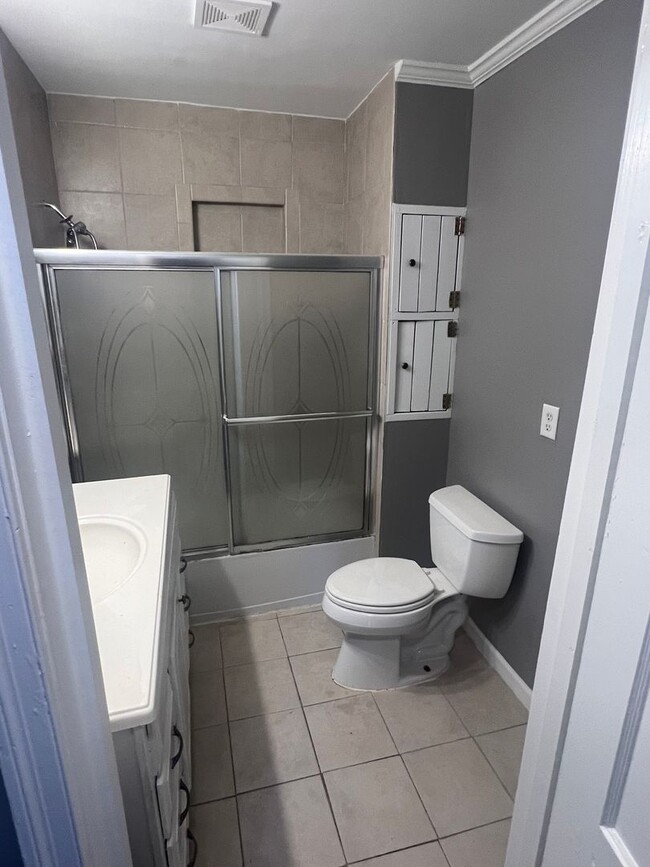Building Photo - 3 bed, 1 bath near the University of Memphis