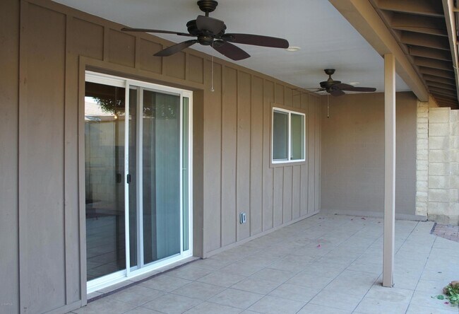 Building Photo - 1016 E Rose Ln