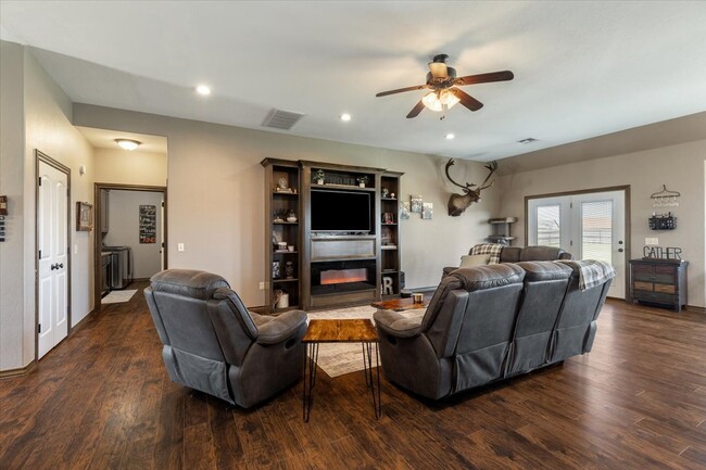 Building Photo - 8398 SW Sun Valley Dr