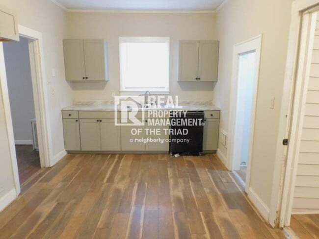 Building Photo - Move in special - Cozy 2 Bedroom/1 Bath Ho...