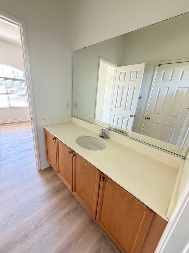 Building Photo - 3 bed, 2 1/2 bath home in desirable west Simi Valley gated community
