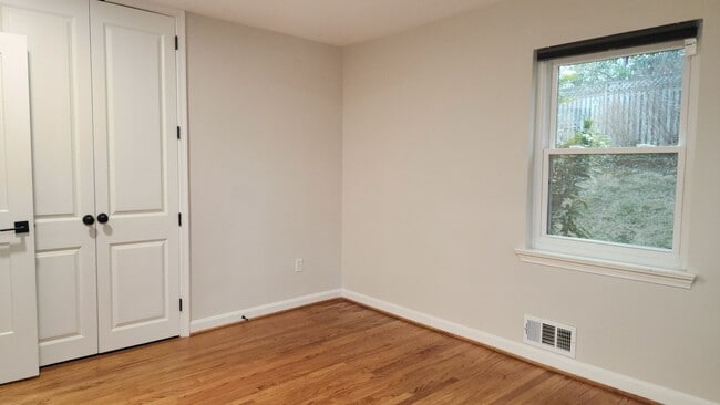 Building Photo - Beautiful Ft Hunt Area Home