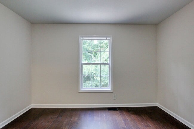 Building Photo - 3 bed 2 bath w sweet basement.  Go