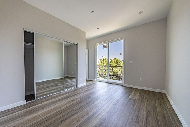 Building Photo - Luxury 4 Bedroom 3-Story Townhomes