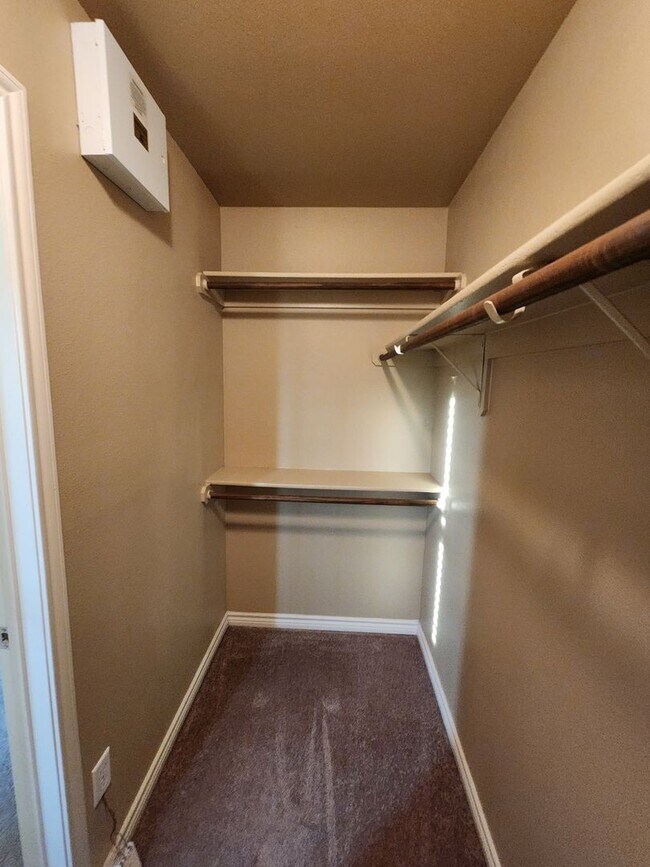 Building Photo - Beautiful 3 bed/2 bath Duplex off of Bunny...