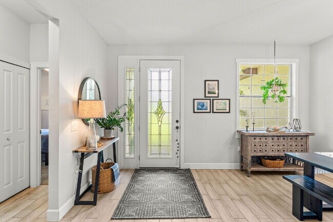 Building Photo - Charming 3-Bed with 2 Baths Oasis in St. C...