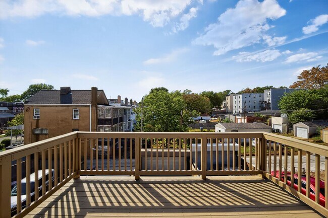 Building Photo - Available Now! 3 Bed 3.5 Bed in Brightwood...