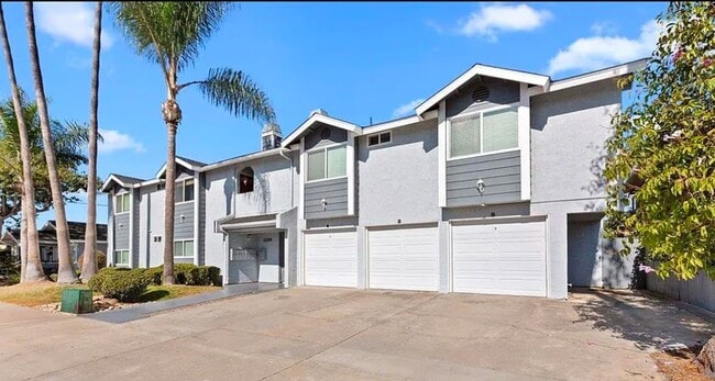 Building Photo - Beautiful 2 BD, 1.5 BA condo w/1 car detached garage for rent in University Heights!