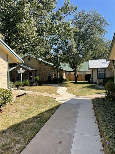 Building Photo - 728 W San Antonio St