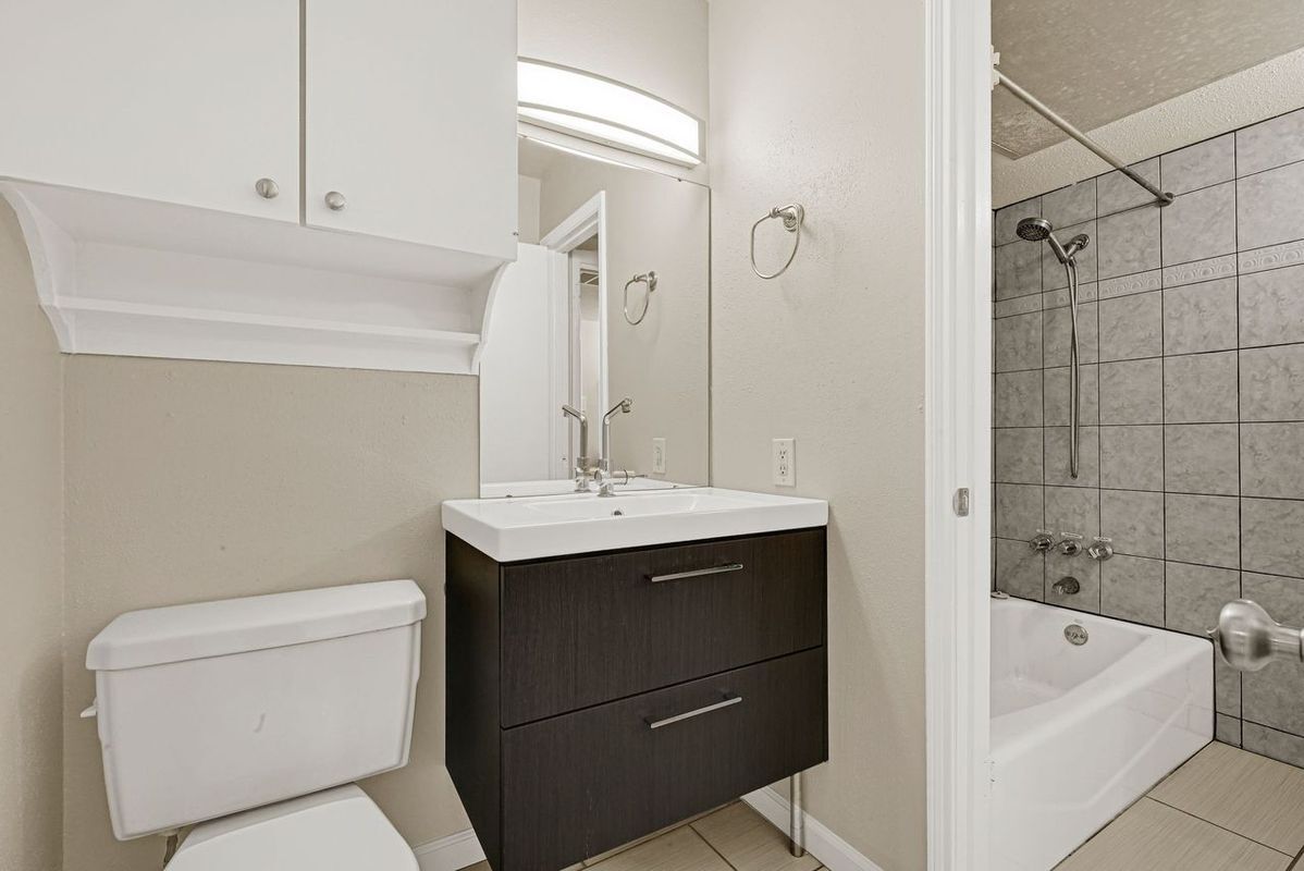 Building Photo - 1817 Commonwealth St