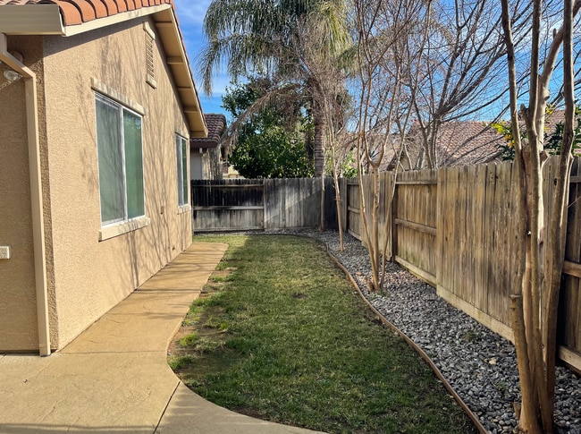 Building Photo - Large, Clean, Neat 3 Bedroom, 2 Bathroom 1900 sqft. Anatolia Home for Lease.