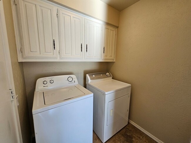 Building Photo - AVAILABLE NOW!