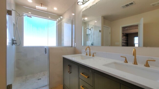 Building Photo - 573 Creekside Ave SW