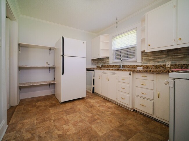 Building Photo - "Charming 3-Bedroom Home with Hardwood Floors & 2 Full Baths in Bessemer City – 1758 Sq Ft of Com...