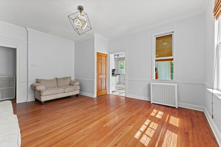 Building Photo - 210 Raymond Rd