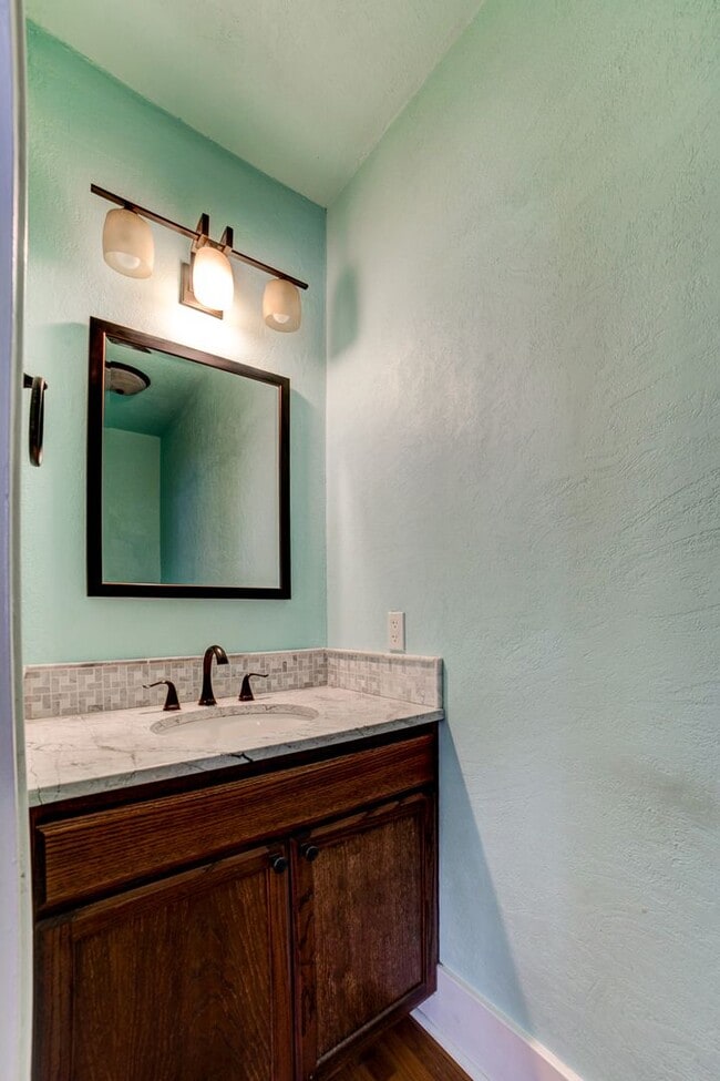 Building Photo - 2 Bed / 1.5 Bath in Midtown close to Utica...