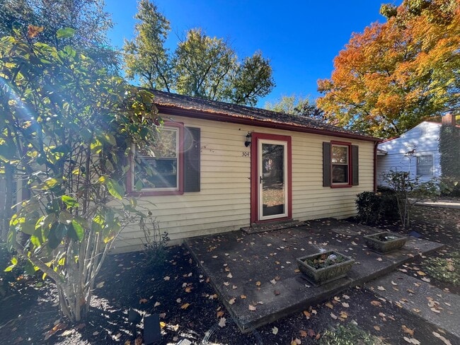 Primary Photo - Charming 2 bedroom/ 1 Bath home minutes to Downtown Franklin, dog friendly, fenced yard