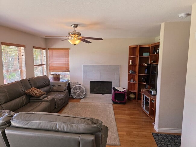 Building Photo - Spacious 4 bedroom 2.5 bath home with a hu...