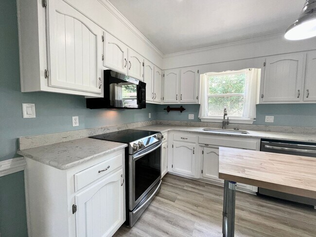 Building Photo - Available NOW! A 4-6 Bedroom Home! Attache...