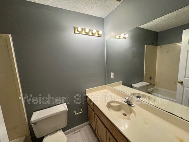 Building Photo - 2627 Bay Pointe Cir E