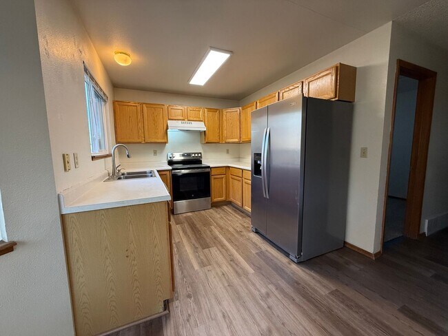 Building Photo - Near Ft Carson, 1342sf Bi-level, 3bd/2ba/2...