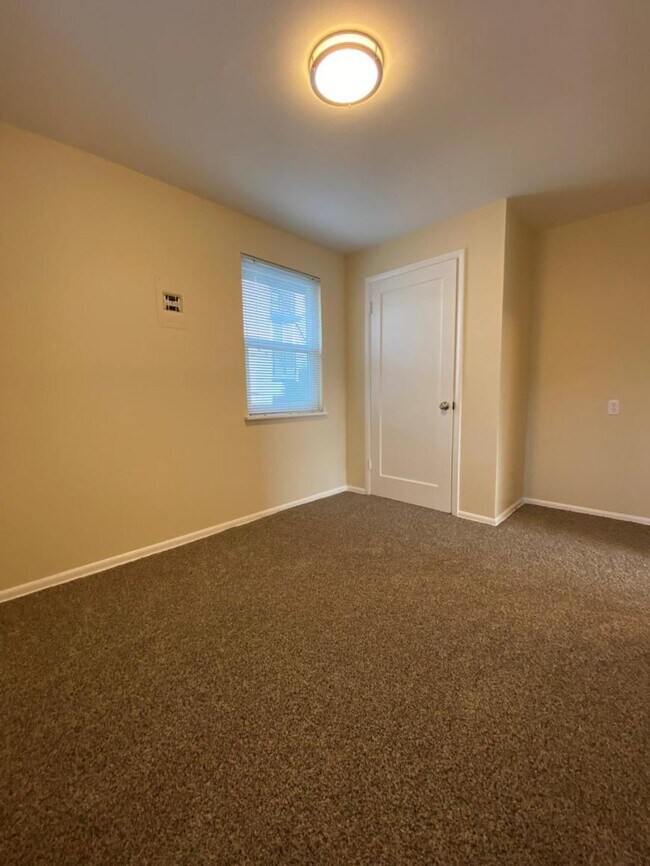 Building Photo - 2 bedroom in Seattle WA 98103