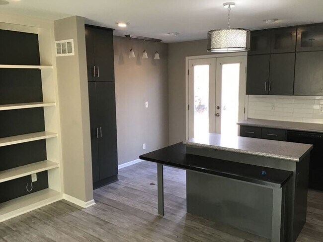 Building Photo - HURRY THIS WON'T LAST LONG! Gorgeous 3 bed, 2 bath in beautiful Parkville!