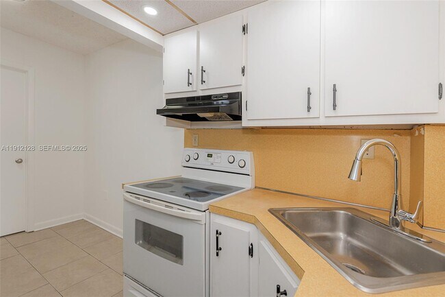 Building Photo - 1975 NE 135th St