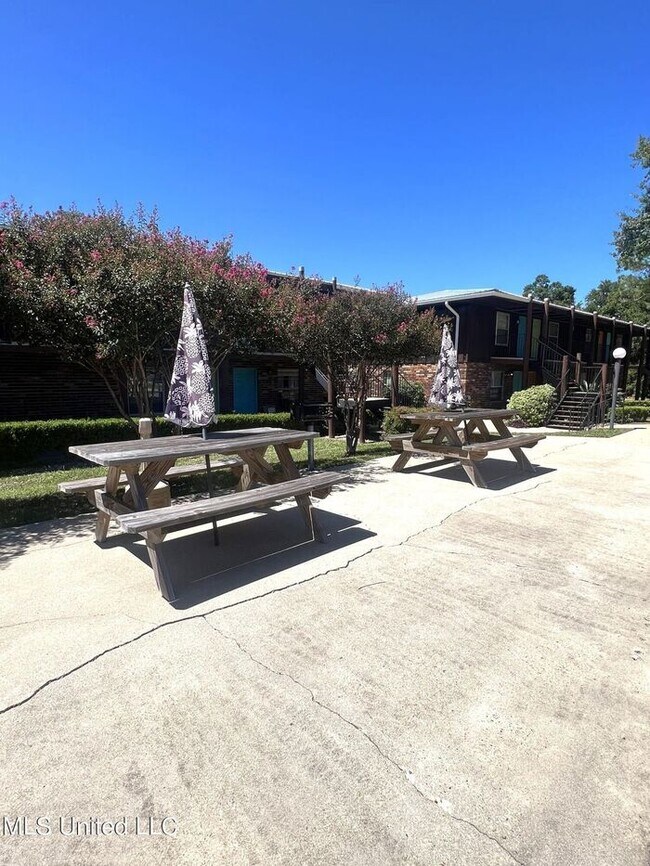 Building Photo - 1550 E 2nd St