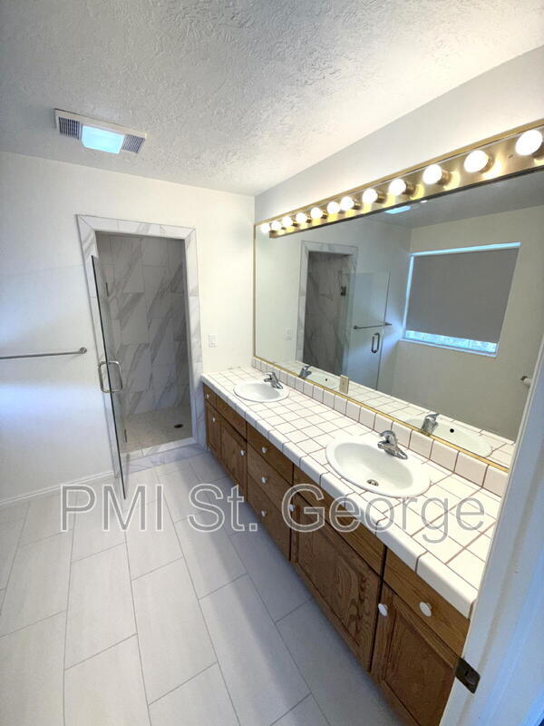 Building Photo - 2506 W Grandview Dr