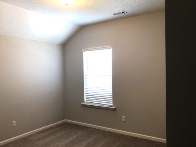 Building Photo - 1052 Mulford Lp