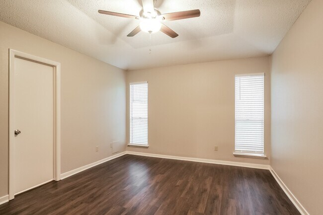 Building Photo - 18606 Hiddenbay Way