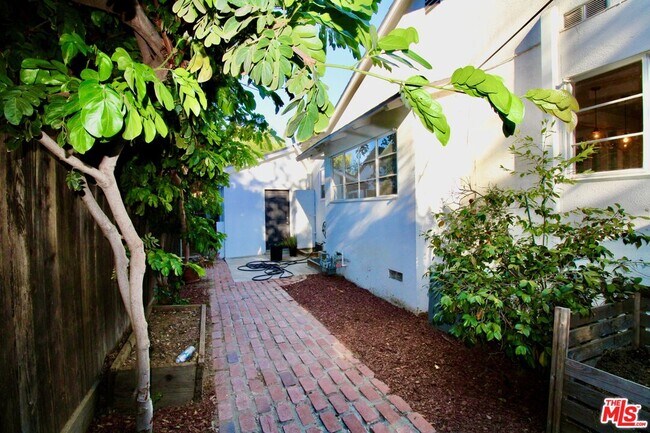 Building Photo - 5415 Coldwater Canyon Ave