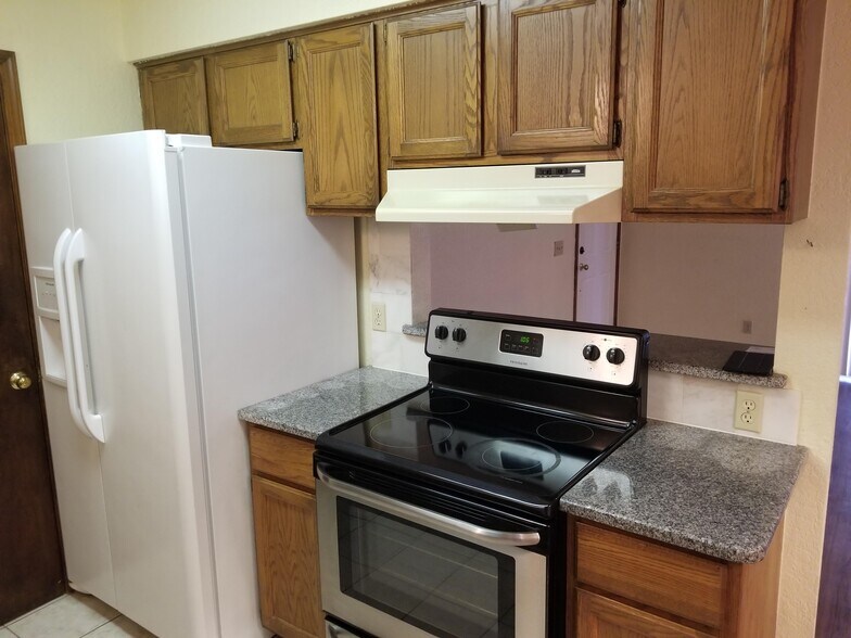 Kitchen - 3200 W Britton Rd