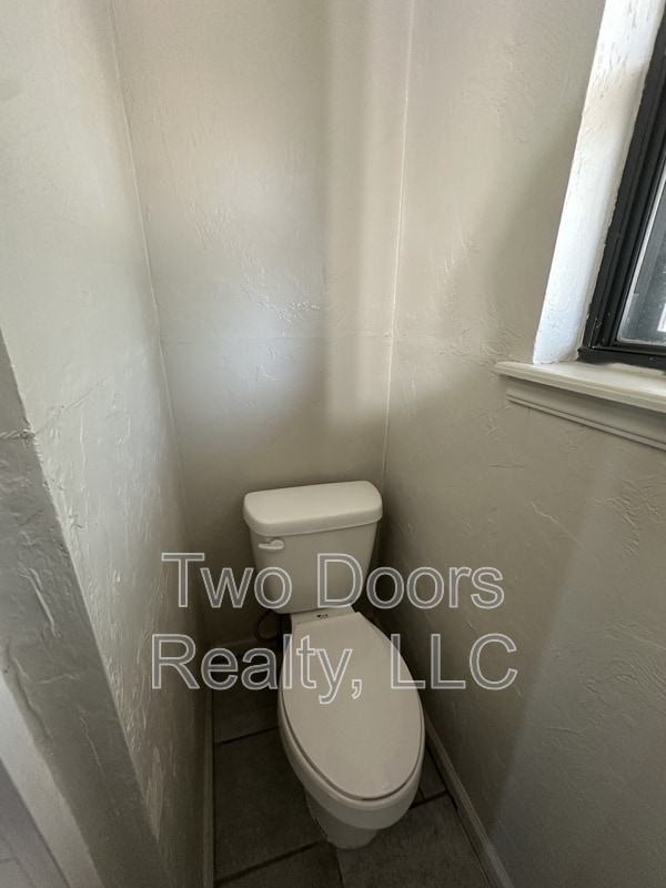 Building Photo - 729 NE 37th St