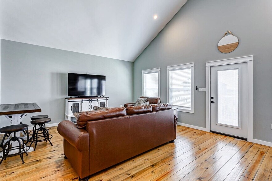 Building Photo - 1037 Sunset Cir
