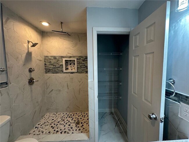 Building Photo - 929 Fleetwood Dr