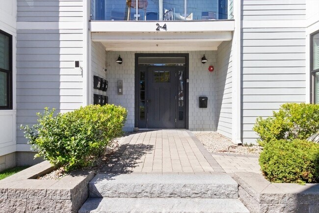 Building Photo - 2 Elm St