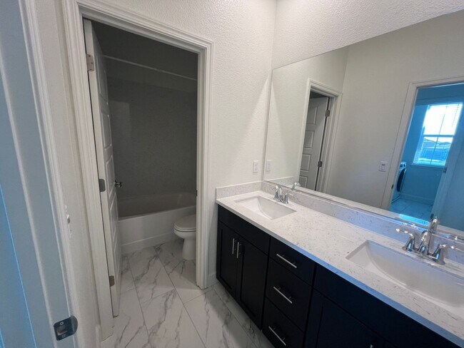 Building Photo - Beautiful Northlake Property Next to Park
