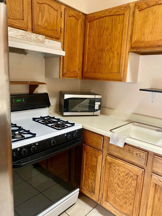 Building Photo - 2032 Camelot Dr