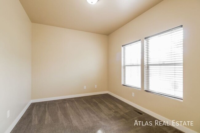 Building Photo - 4 WEEKS FREE RENT IF MOVED IN BY 11/30!  A...