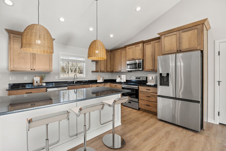 Building Photo - 104 E Madison Dr