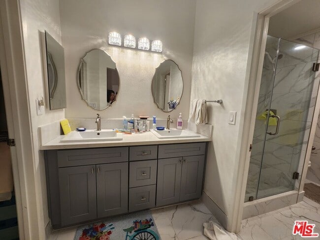 Building Photo - 601 S Van Ness Ave