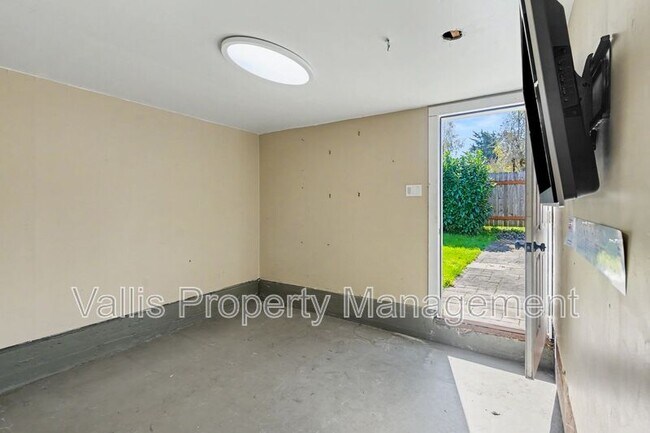 Building Photo - 2350 Cottage St SE