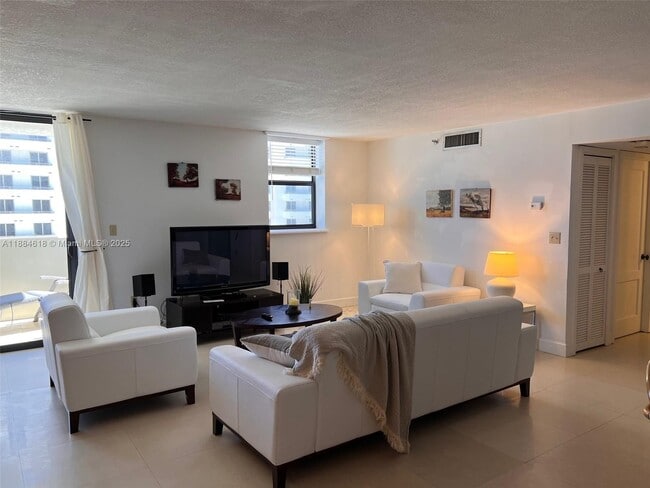 Building Photo - 1623 Collins Ave