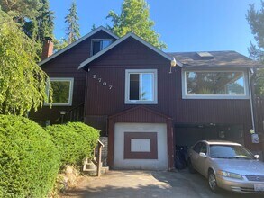 Building Photo - Newly Renovated Home in a Friendly, Active Neighborhood