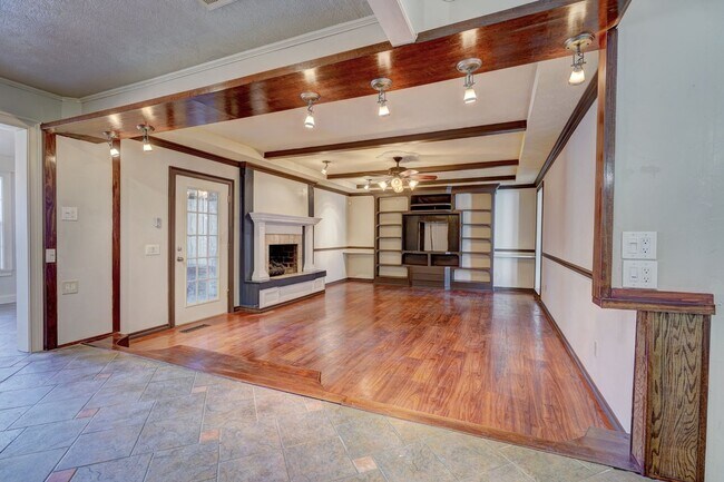 Building Photo - 4 bed 3 bath home!