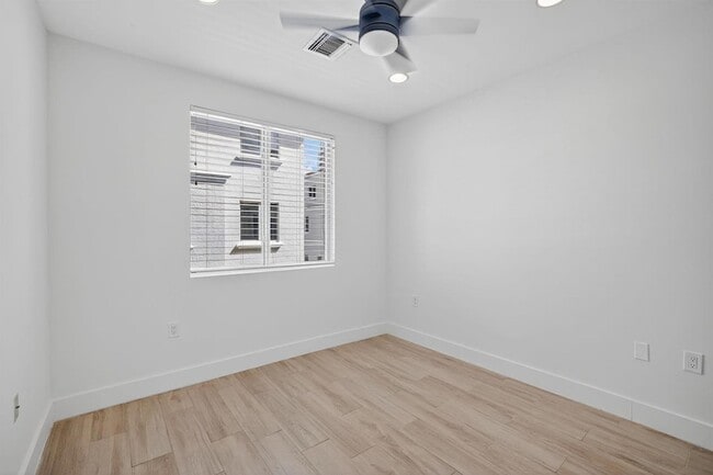 Building Photo - 508 N Birch Rd