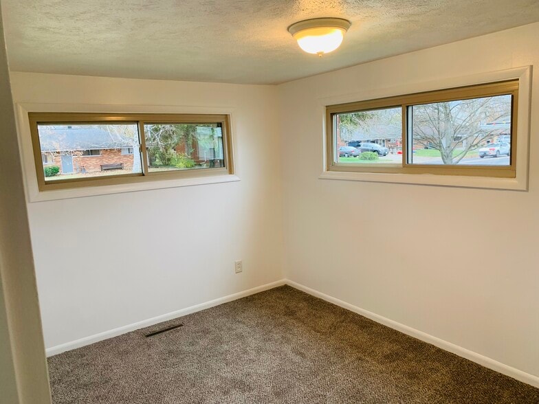 Large bedrooms - 4796 Lamme Rd