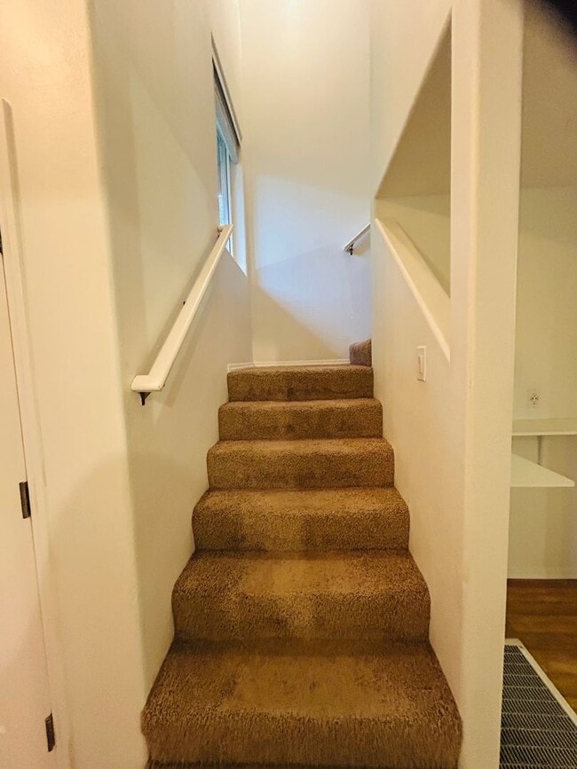 Building Photo - Adorable SW Portland Home Now Available